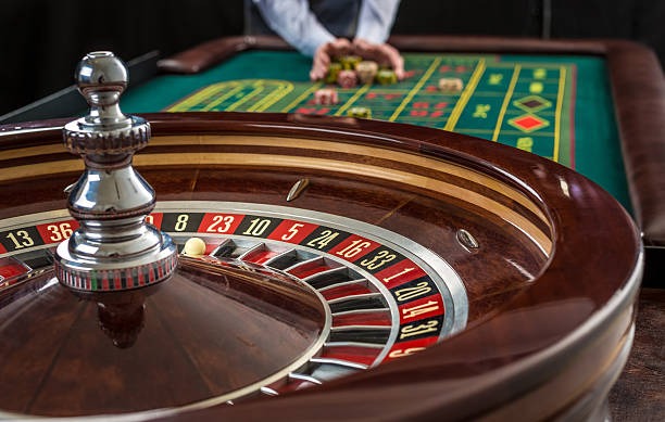 Antarmuka aplikasi taman777 menampilkan pilihan sportsbook, kasino langsung, dan permainan slot